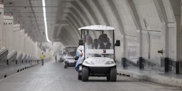 عناية خاصة بكبار السن… مسارات مخصصة وعربات كبيرة تسهّل الوصول إلى المسجد الحرام