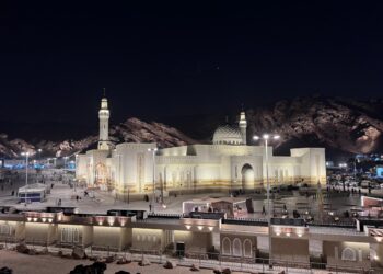 عبر تقنيات حديثه وبتوجيه وإشراف وزير الشؤون الإسلامية.. “الشؤون الإسلامية” تحسّن الإضاءة في جامعي القبلتين وسيد الشهداء ومسجد الجمعة بتقنيات حديثة