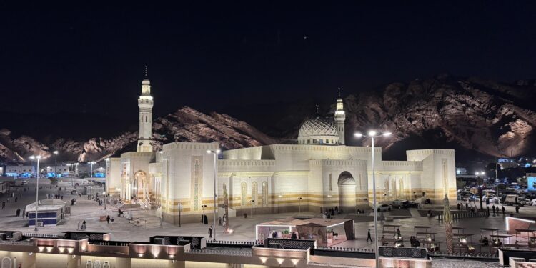 عبر تقنيات حديثه وبتوجيه وإشراف وزير الشؤون الإسلامية.. “الشؤون الإسلامية” تحسّن الإضاءة في جامعي القبلتين وسيد الشهداء ومسجد الجمعة بتقنيات حديثة