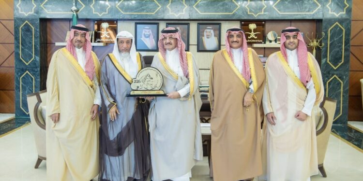 سمو أمير المنطقة الشرقية يستقبل رئيس اللجنة العليا المنظمة لمهرجان الشرقية الدولي لجمال الخيل العربية الأصيلة