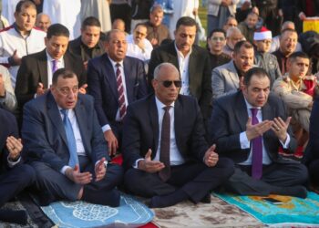 محافظ كفرالشيخ يؤدي صلاة عيد الفطر المبارك بساحة سيتي كلوب وسط الآلاف من المصلين .. مقدمًا التهنئة لأبناء المحافظة .. ويوزع هدايا فخامة «الرئيس» على الأطفال