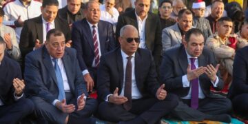 محافظ كفرالشيخ يؤدي صلاة عيد الفطر المبارك بساحة سيتي كلوب وسط الآلاف من المصلين .. مقدمًا التهنئة لأبناء المحافظة .. ويوزع هدايا فخامة «الرئيس» على الأطفال