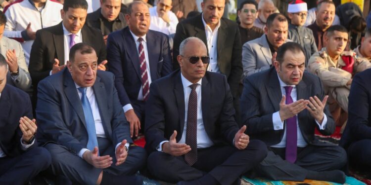محافظ كفرالشيخ يؤدي صلاة عيد الفطر المبارك بساحة سيتي كلوب وسط الآلاف من المصلين .. مقدمًا التهنئة لأبناء المحافظة .. ويوزع هدايا فخامة «الرئيس» على الأطفال