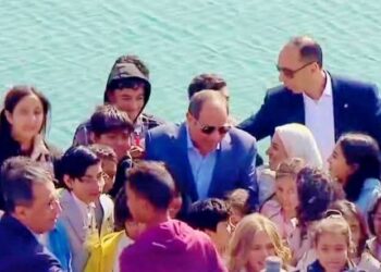 السيسي يشارك الشباب والمواطنين صلاة عيد الفطر ويعزز روح الوحدة الوطنية بالعاصمة الجديدة