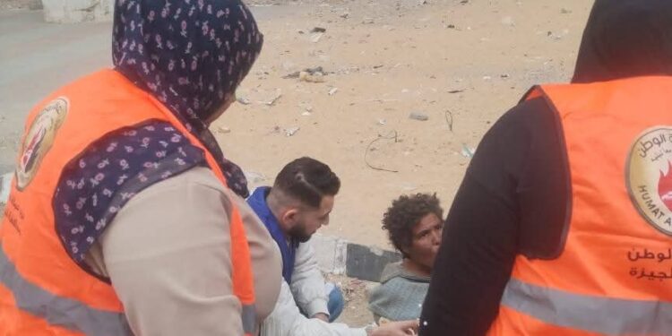 الدكتور أحمد سيد شلتوت يتدخل لإنقاذ مشردة حرجة في بولاق الدكرور ويؤمن نقلها لمستشفى أم المصريين