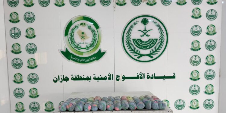 دوريات الأفواج الأمنية بمنطقة جازان تُحبط تهريب (29) كيلو جرامًا من نبات القات المخدر
