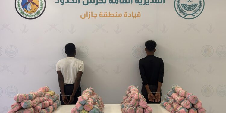 حرس الحدود بمنطقة جازان يقبض على مخالفين لنظام أمن الحدود لتهريبهما (88) كيلوجرامًا من نبات القات المخدر
