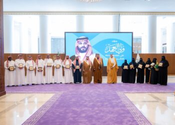 سمو أمير منطقة الباحة يسلم وثائق تملك الوحدات السكنية للمستفيدين من تبرع سمو ولي العهد