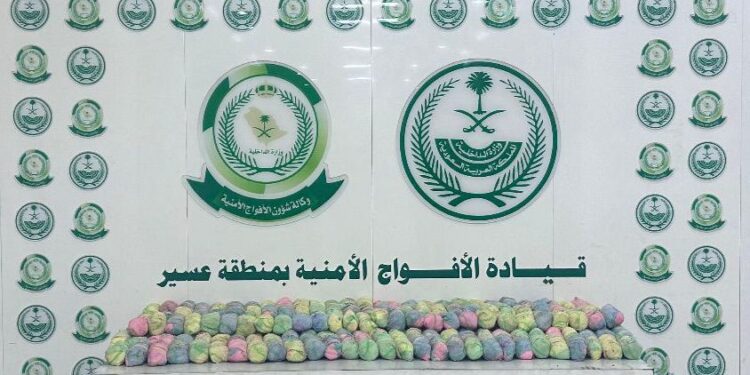 *دوريات الأفواج الأمنية بمنطقة عسير تُحبط تهريب (44) كيلو جرامًا من نبات القات المخدر