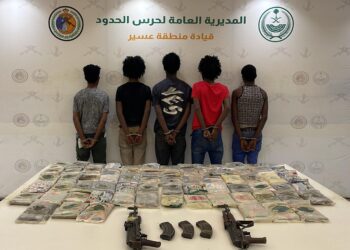 حرس الحدود بمنطقة عسير يقبض على (5) مخالفين لنظام أمن الحدود لتهريبهم (80) كيلوجرامًا من مادة الحشيش المخدر