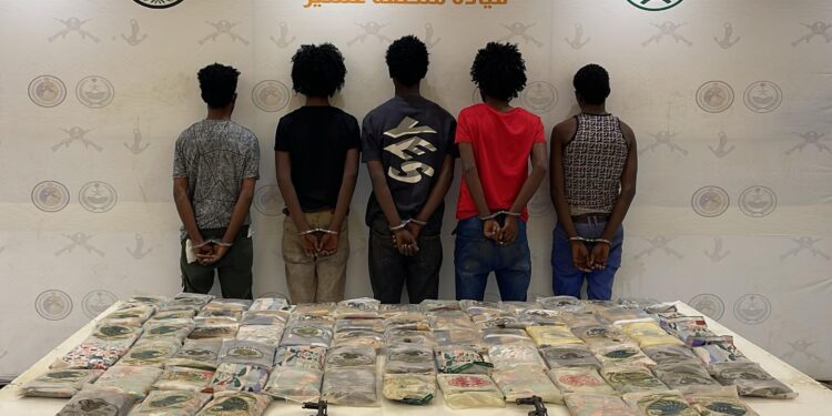 حرس الحدود بمنطقة عسير يقبض على (5) مخالفين لنظام أمن الحدود لتهريبهم (80) كيلوجرامًا من مادة الحشيش المخدر