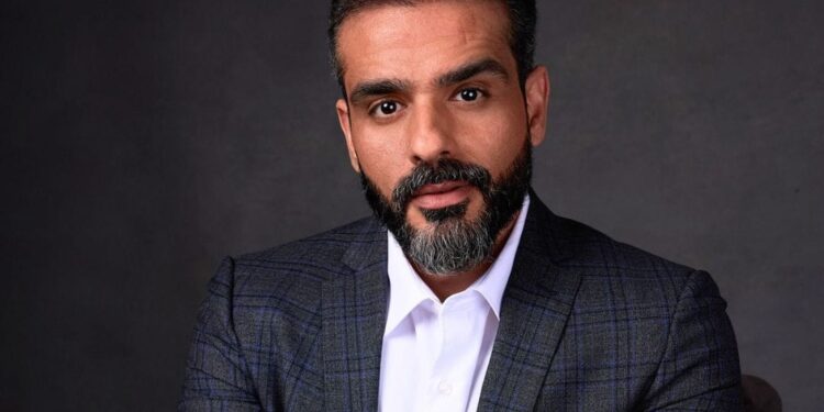 سيف الحكيم.. رائد أعمال مصري يصنع بصمته في عالم ريادة الأعمال بالأسواق العالمية