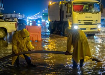 أمانة منطقة الرياض تواصل أعمالها خلال الحالة المطرية الغزيرة وتستقبل البلاغات على مدار الساعة