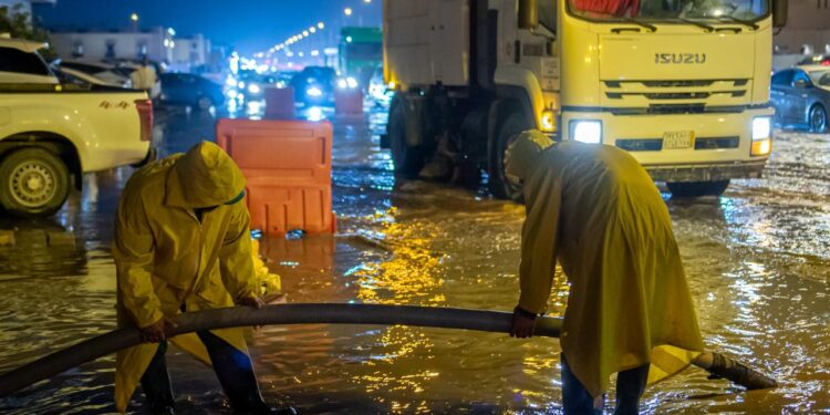 أمانة منطقة الرياض تواصل أعمالها خلال الحالة المطرية الغزيرة وتستقبل البلاغات على مدار الساعة