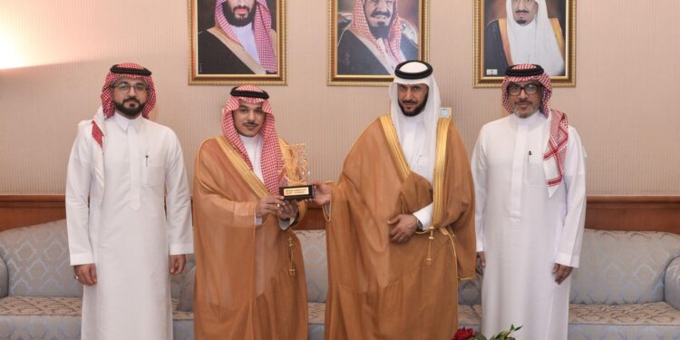 محافظ القطيف يلتقي رئيس الاتحاد السعودي لكرة اليد