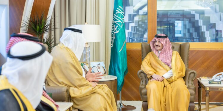 سمو أمير المنطقة الشرقية يستقبل رئيس وأعضاء جمعية ” رائد ” لتمكين القيادات الشبابية