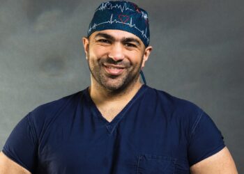 ​ما وراء جراحات المياه البيضاء التقليدية: كيف يعيد دكتور شريف إكرام تعريف دقة الرؤية في طب العيون الحديث