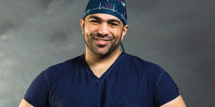 ​ما وراء جراحات المياه البيضاء التقليدية: كيف يعيد دكتور شريف إكرام تعريف دقة الرؤية في طب العيون الحديث