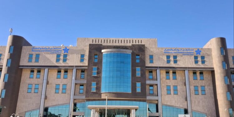 تدخل جراحي دقيق ينقذ حياة طفل خديج بمستشفى الولادة والأطفال في تبوك