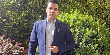 محمد ذكي.. نموذج مشرف في خدمة المرضى بقسم الصدرية بالمستشفى الجامعي بسوهاج