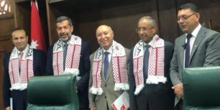 “إشهار كتاب الدكتور محمد عليان النعيمات “التنظيم القانوني للبنوك الإلكترونية”