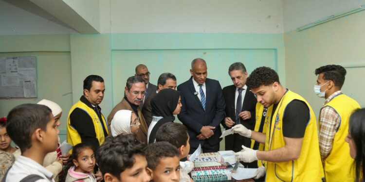 محافظ كفرالشيخ يتفقد المبادرة الرئاسية «عيون أطفالنا مستقبلنا» لفحص وعلاج مشاكل الإبصار لطلبة المدارس الإبتدائية مجانًا.. مشيداً بالجهود المبذولة