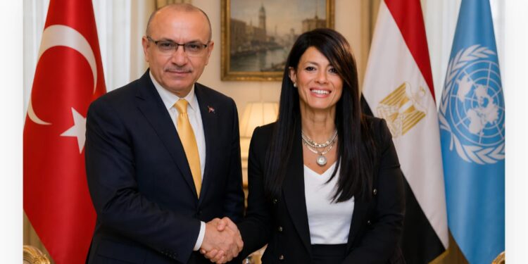 سفير تركيا بالقاهرة يهنئ رانيا المشاط بتعيينها وكيلةً للأمين العام للأمم المتحدة
