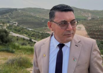 ترانيم المطارق: حين يسكُن المجدُ مسامَّ الكدح
