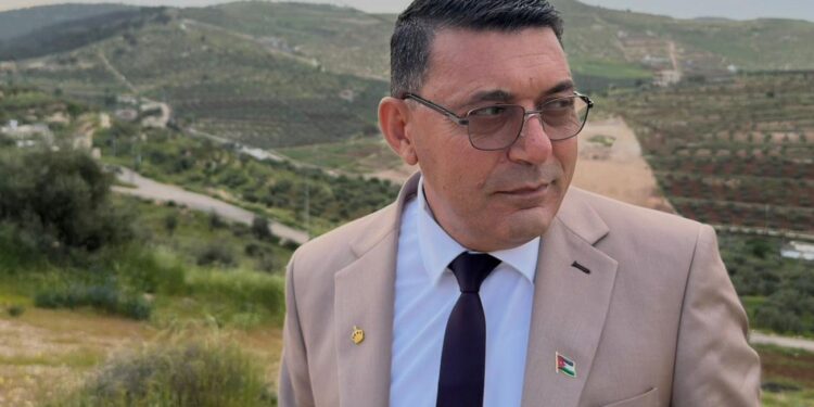 ترانيم المطارق: حين يسكُن المجدُ مسامَّ الكدح