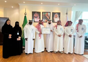 الهلال الأحمر بمنطقة مكة المكرمة يمنح هيئة حقوق الإنسان شهادة الامتثال لسلامة الاسعافية