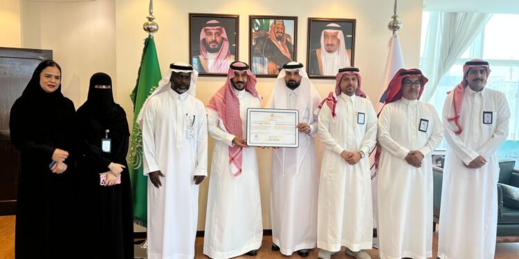 الهلال الأحمر بمنطقة مكة المكرمة يمنح هيئة حقوق الإنسان شهادة الامتثال لسلامة الاسعافية