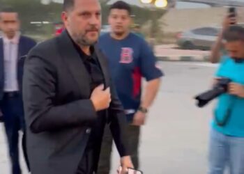 الفنان عماد زيادة يشارك في عزاء والد حمدي الميرغني بمسجد الشرطة بالشيخ زايد