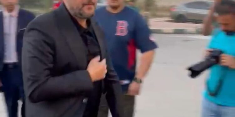 الفنان عماد زيادة يشارك في عزاء والد حمدي الميرغني بمسجد الشرطة بالشيخ زايد