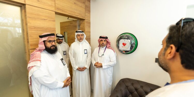 الرئيس التنفيذي لـ “الشرقية الصحي” يتفقد مركز المراقبة الصحية في منفذ جسر الملك فهد