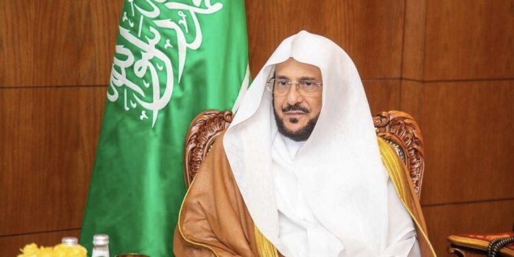 وزير الشؤون الإسلامية يوجّه بتخصيص خطبة الجمعة للحديث عن الضوابط الشرعية لاستخدام وسائل التواصل وتقنيات الذكاء الاصطناعي