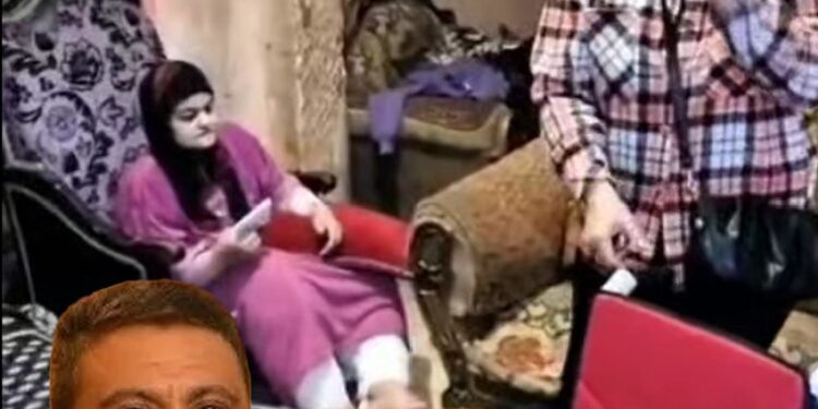مبادرة إنسانية تعيد الأمل.. المهندس أيمن حافظ عفره يستجيب لنداء الحاجة نبيلة ويهديها كرسيًا كهربائيًا