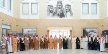 سمو محافظ الأحساء يتسلّم مفتاح “المدينة العربية المسؤولة اجتماعيًا 2026”