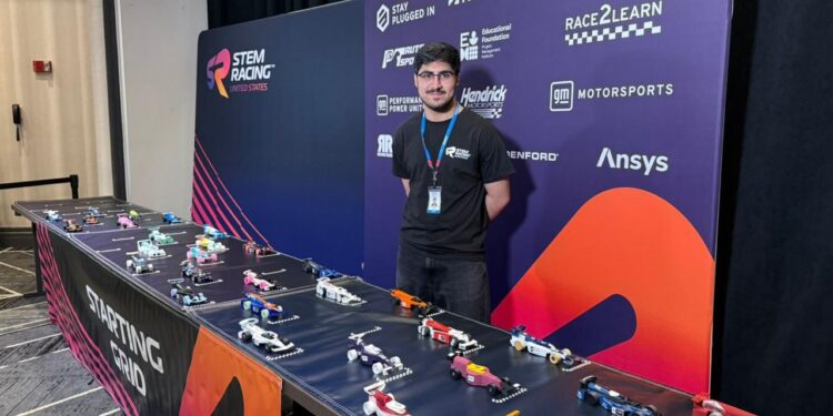 (الطالب “محمد المسبح”: من مضمار سباق STEM السعودية في “إثراء” إلى لجان التحكيم في سنغافورة)