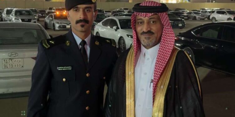 خاطر الزهراني يحتفي بتخرج نجله عبدالعزيز من كلية الملك فهد الأمنية برتبة ملازم