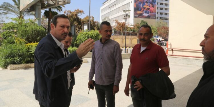 أيمن الشيوي يشعل كواليس المسارح بجولات مفاجئة لمتابعة النظافة والصيانة