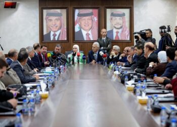 عمان /الاردن  ١٤ أيار 2026  # الحملة الدولية للدفاع عن القدس تدعو المجتمع الدولي إلى إنهاء الاحتلال الإسرائيلي للقدس ووقف الانتهاكات بحق المقدسات والسكان  دعت الحملة الدولية للدفاع عن القدس المجتمع الدولي، والأمم المتحدة، ومجلس الأمن، والمنظمات الحقوقية والإنسانية، إلى تحمل مسؤولياتها القانونية والأخلاقية تجاه مدينة القدس المحتلة، والعمل الجاد لإنهاء الاحتلال الإسرائيلي ووقف الانتهاكات المتواصلة بحق المدينة وسكانها ومقدساتها الإسلامية والمسيحية.  وأكدت الحملة، في بيان صحفي صدر عشية الذكرى السنوية ٧٨ النكبة الفلسطينية، أن الاحتلال الإسرائيلي في القدس المحتلة يفتقر إلى أي شرعية قانونية، وأن السياسات والإجراءات التي تنفذها سلطات الاحتلال تهدف إلى تهويد المدينة وتغيير هويتها العربية الفلسطينية، في مخالفة واضحة وصريحة لقرارات الأمم المتحدة ومجلس الأمن الدولي.  وأشار البيان إلى تصاعد عمليات هدم منازل الفلسطينيين ومصادرة الممتلكات  والاستيلاء على الثروة الحيوانية من قبل المستوطنين وجيش الاحتلال في القرى الفلسطينية، في إطار سياسة ممنهجة تهدف إلى تفريغ القدس من سكانها الفلسطينيين وإحداث تغيير ديموغرافي يخدم المشروع الاستيطاني الاحتلالي.  واعتبرت الحملة أن تكرار إغلاق المقدسات الإسلامية والمسيحية، وفي مقدمتها المسجد الأقصى المبارك وكنيسة القيامة، واقتحامها وتقييد حرية العبادة والوصول إليها، يمثل اضطهادًا دينيًا وانتهاكًا صارخًا للقانون الدولي وحقوق الإنسان، ويرقى إلى مستوى الجرائم ضد الإنسانية.  كما دان البيان الاعتداءات المتكررة بحق المسلمين والمسيحيين، بما في ذلك ممارسات التحريض والكراهية والاعتقال والاعتداء الجسدي وفرض أوامر الإبعاد بحق رجال الدين وحراس المسجد الأقصى المبارك.  وأكدت الحملة في بيانها أن الاقتحامات اليومية التي ينفذها المستوطنون المتطرفون للمسجد الأقصى المبارك تشكل انتهاكًا للوضع التاريخي والقانوني القائم في القدس، واعتداءً على الوصاية الهاشمية على المقدسات الإسلامية والمسيحية في المدينة.  وأوضح البيان أن السياسات الإسرائيلية في القدس تستهدف أيضًا إضعاف البنية الاقتصادية والتعليمية والاجتماعية للفلسطينيين، ومحاولة التأثير في الوعي الوطني الفلسطيني وتغيير الرواية التاريخية العربية للمدينة، بما يشكل اعتداءً سافرًا على الهوية الفلسطينية للقدس.  واستهجن البيان الادعاءات الإسرائيلية بأن “القدس الموحدة” هي “عاصمة” لإسرائيل، مؤكدًا أن المدينة احتُلت على مرحلتين عامي 1948 و1967، وأن أي اعترافات أحادية الجانب، بما فيها قرار الإدارة الأمريكية السابقة الاعتراف بالقدس عاصمة لإسرائيل، لا تغيّر من الوضع القانوني والتاريخي للمدينة، ولا من المواقف العربية والدولية الرافضة للاحتلال.  كما أشار البيان إلى أن نقل بعض الدول سفاراتها إلى القدس يمثل انتهاكًا للقانون الدولي وقرارات الشرعية الدولية التي تعتبر القدس مدينة محتلة، داعيًا تلك الدول إلى مراجعة سياساتها وإغلاق بعثاتها الدبلوماسية في المدينة المحتلة.  وكشف البيان عزم الحملة تكليف اللجنة القانونية بتقديم لائحة دعوى لدى محكمتي العدل والجنايات الدوليتين تتضمن طلبا لتقويض كافة التشريعات التي سنتها الكنيست الإسرائيلي لتكريس احتلالها القدس.   وختمت الحملة بيانها بدعوة أبناء الشعب الفلسطيني، وخاصة المقدسيين، إلى تعزيز صمودهم والتمسك بحقوقهم الوطنية والدينية، كما دعت الفلسطينيين إلى شدّ الرحال إلى القدس عاصمة دولة فلسطين والرباط في مقدساتها الإسلامية والمسيحية، في مواجهة الاعتداءات والانتهاكات التي تنفذها قوات الاحتلال والمستوطنون المتطرفون.