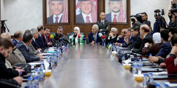 عمان /الاردن ١٤ أيار 2026 # الحملة الدولية للدفاع عن القدس تدعو المجتمع الدولي إلى إنهاء الاحتلال الإسرائيلي للقدس ووقف الانتهاكات بحق المقدسات والسكان دعت الحملة الدولية للدفاع عن القدس المجتمع الدولي، والأمم المتحدة، ومجلس الأمن، والمنظمات الحقوقية والإنسانية، إلى تحمل مسؤولياتها القانونية والأخلاقية تجاه مدينة القدس المحتلة، والعمل الجاد لإنهاء الاحتلال الإسرائيلي ووقف الانتهاكات المتواصلة بحق المدينة وسكانها ومقدساتها الإسلامية والمسيحية. وأكدت الحملة، في بيان صحفي صدر عشية الذكرى السنوية ٧٨ النكبة الفلسطينية، أن الاحتلال الإسرائيلي في القدس المحتلة يفتقر إلى أي شرعية قانونية، وأن السياسات والإجراءات التي تنفذها سلطات الاحتلال تهدف إلى تهويد المدينة وتغيير هويتها العربية الفلسطينية، في مخالفة واضحة وصريحة لقرارات الأمم المتحدة ومجلس الأمن الدولي. وأشار البيان إلى تصاعد عمليات هدم منازل الفلسطينيين ومصادرة الممتلكات والاستيلاء على الثروة الحيوانية من قبل المستوطنين وجيش الاحتلال في القرى الفلسطينية، في إطار سياسة ممنهجة تهدف إلى تفريغ القدس من سكانها الفلسطينيين وإحداث تغيير ديموغرافي يخدم المشروع الاستيطاني الاحتلالي. واعتبرت الحملة أن تكرار إغلاق المقدسات الإسلامية والمسيحية، وفي مقدمتها المسجد الأقصى المبارك وكنيسة القيامة، واقتحامها وتقييد حرية العبادة والوصول إليها، يمثل اضطهادًا دينيًا وانتهاكًا صارخًا للقانون الدولي وحقوق الإنسان، ويرقى إلى مستوى الجرائم ضد الإنسانية. كما دان البيان الاعتداءات المتكررة بحق المسلمين والمسيحيين، بما في ذلك ممارسات التحريض والكراهية والاعتقال والاعتداء الجسدي وفرض أوامر الإبعاد بحق رجال الدين وحراس المسجد الأقصى المبارك. وأكدت الحملة في بيانها أن الاقتحامات اليومية التي ينفذها المستوطنون المتطرفون للمسجد الأقصى المبارك تشكل انتهاكًا للوضع التاريخي والقانوني القائم في القدس، واعتداءً على الوصاية الهاشمية على المقدسات الإسلامية والمسيحية في المدينة. وأوضح البيان أن السياسات الإسرائيلية في القدس تستهدف أيضًا إضعاف البنية الاقتصادية والتعليمية والاجتماعية للفلسطينيين، ومحاولة التأثير في الوعي الوطني الفلسطيني وتغيير الرواية التاريخية العربية للمدينة، بما يشكل اعتداءً سافرًا على الهوية الفلسطينية للقدس. واستهجن البيان الادعاءات الإسرائيلية بأن “القدس الموحدة” هي “عاصمة” لإسرائيل، مؤكدًا أن المدينة احتُلت على مرحلتين عامي 1948 و1967، وأن أي اعترافات أحادية الجانب، بما فيها قرار الإدارة الأمريكية السابقة الاعتراف بالقدس عاصمة لإسرائيل، لا تغيّر من الوضع القانوني والتاريخي للمدينة، ولا من المواقف العربية والدولية الرافضة للاحتلال. كما أشار البيان إلى أن نقل بعض الدول سفاراتها إلى القدس يمثل انتهاكًا للقانون الدولي وقرارات الشرعية الدولية التي تعتبر القدس مدينة محتلة، داعيًا تلك الدول إلى مراجعة سياساتها وإغلاق بعثاتها الدبلوماسية في المدينة المحتلة. وكشف البيان عزم الحملة تكليف اللجنة القانونية بتقديم لائحة دعوى لدى محكمتي العدل والجنايات الدوليتين تتضمن طلبا لتقويض كافة التشريعات التي سنتها الكنيست الإسرائيلي لتكريس احتلالها القدس. وختمت الحملة بيانها بدعوة أبناء الشعب الفلسطيني، وخاصة المقدسيين، إلى تعزيز صمودهم والتمسك بحقوقهم الوطنية والدينية، كما دعت الفلسطينيين إلى شدّ الرحال إلى القدس عاصمة دولة فلسطين والرباط في مقدساتها الإسلامية والمسيحية، في مواجهة الاعتداءات والانتهاكات التي تنفذها قوات الاحتلال والمستوطنون المتطرفون.