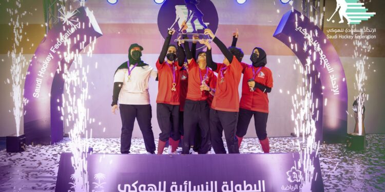 فريق الرؤية يُتوّج بالبطولة النسائية للهوكي