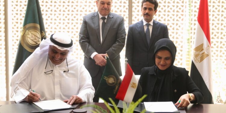 شيخ الأزهر يشهد توقيع بروتوكول تعاون بين بيت الزكاة والمكتب الكويتي لدعم الأُسَر الأولى بالرعاية