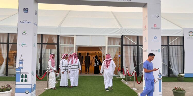 مركز القدية يواصل استقبال الحجاج وتقديم الخدمات الصحية والإرشادية لهم بنتظيم من جمعية تكامل