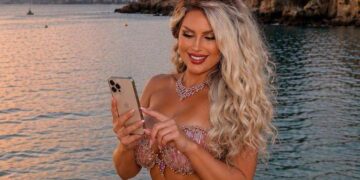 زينة العلمي تتألق كعروس بحر في أحدث جلسة تصوير وتبهر جمهورها بجمال ساحر ورقي لا مثيل له