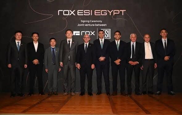 وزير الصناعة يشهد توقيع اتفاقية لتصنيع سيارات ROX محليًا في مصر