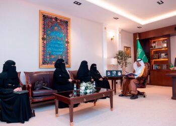 سمو محافظ حفرالباطن يطلع على التقرير السنوي لجمعية درة النسائية