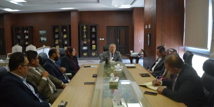 رئيس جامعة دمياط وغرفة صناعة منتجات الأخشاب والأثاث يبحثان تعزيز التعاون لربط البحث العلمي بالصناعة