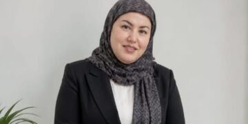 أمل العمامي.. أيقونة الأزياء الليبية تُزيّن منصة “آخر موضة” في دورته الـ 42
